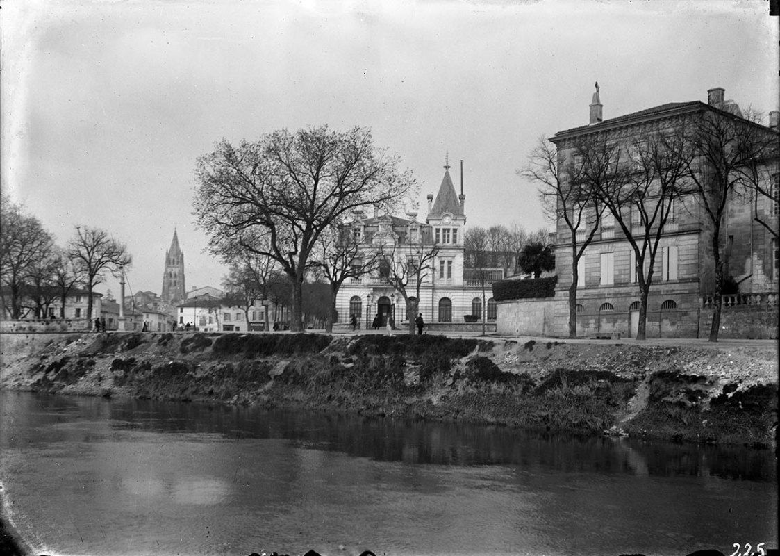 La rive gauche du fleuve au quai Palissy près de la place Blair, vers 1910. 