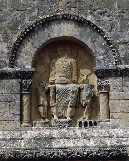 Elévation sud, troisième travée, niche au-dessus du portail : Christ assis entre deux saints personnages.