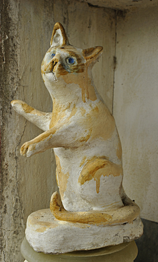 Statue de chat conservée dans la maison.