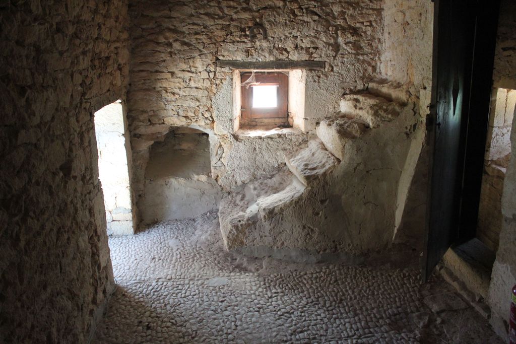 Vue intérieure de l'une des petites pièces au rez-de-chaussée du châtelet d'entrée : vestiges d'un départ d'escalier droit.