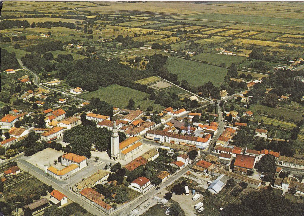 Carte postale (collection particulière) : vue aérienne du bourg, 2e moitié 20e siècle.