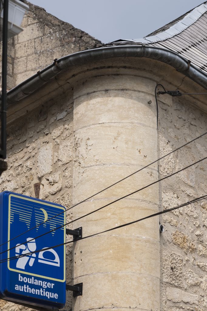 Maison du XIXe siècle de Montignac : détail de l'angle adouci et de la corniche continue d'une façade à l'autre.