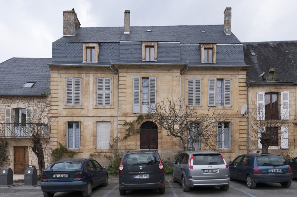 Maison du XIXe siècle de Montignac à façade en pierre de taille ordonnancée.