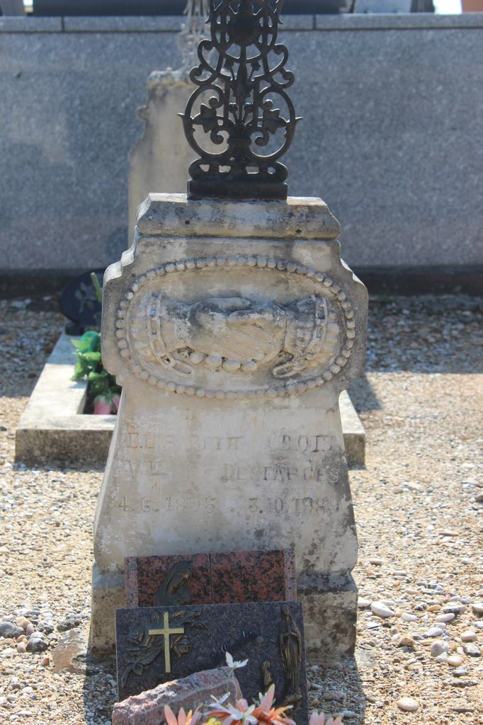 Tombe d'Elisabeth Bois, veuve Desfarges (1895-1989) : détail du socle sculpté avec le motif des mains des époux.