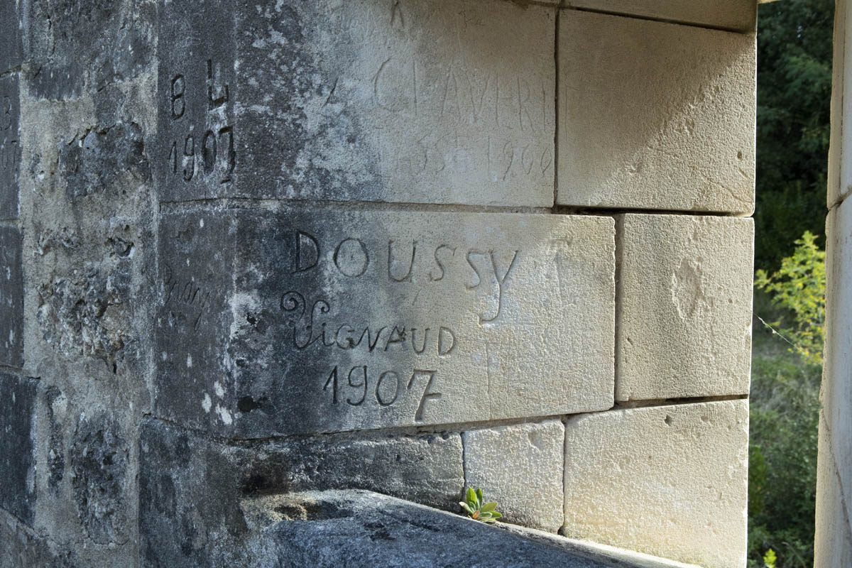 Graffiti de 1907 sur l'embrasure d'un créneau de tir du chemin de crête du bastion est.