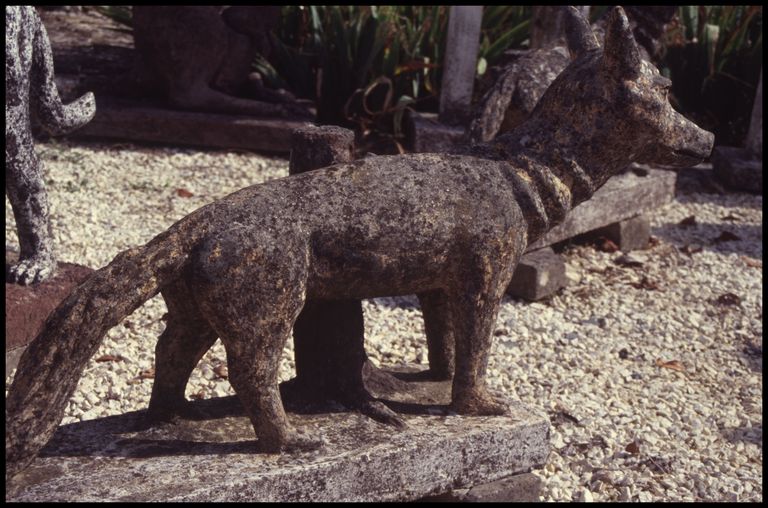 Statue de renard, photographiée en 1999, aujourd'hui disparue.