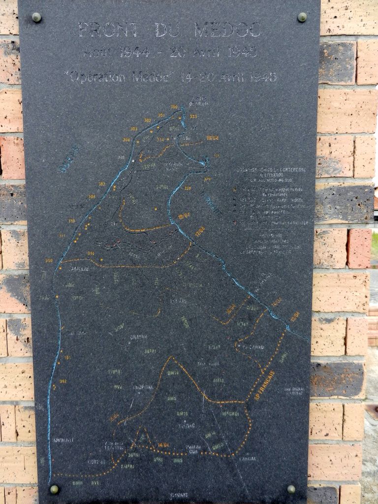 Monument commémoratif de la libération de la Pointe de Grave, 1944-1945 : plaque à la mémoire du Front du Médoc et de l’opération Médoc, 14-20 avril 1945.