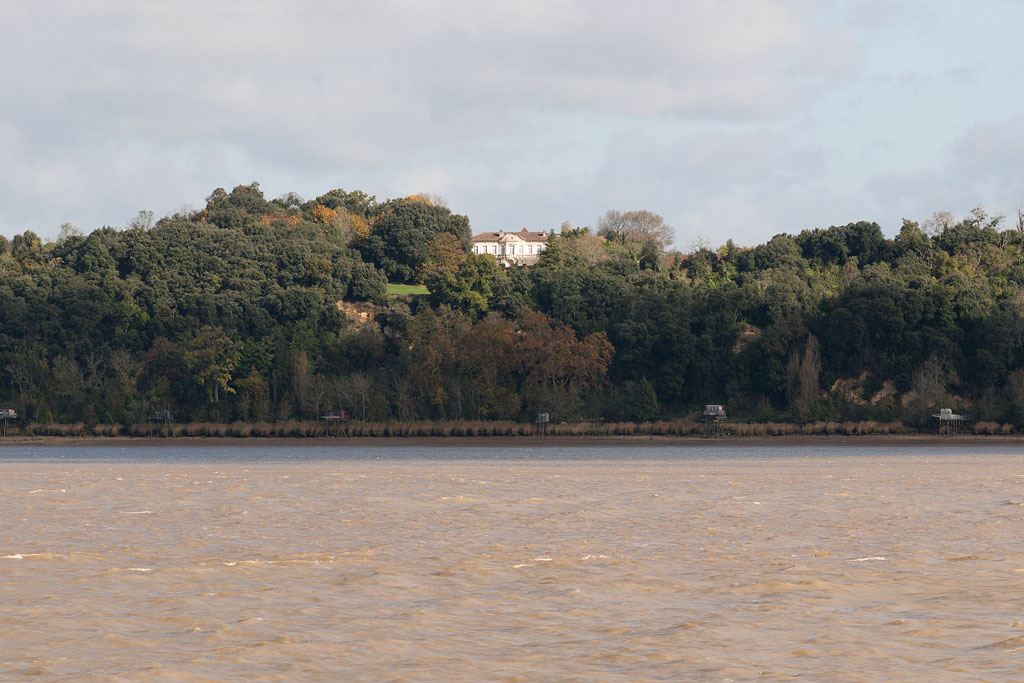 La corniche de Gauriac et le château Poyanne, vus depuis l'île du Nord.
