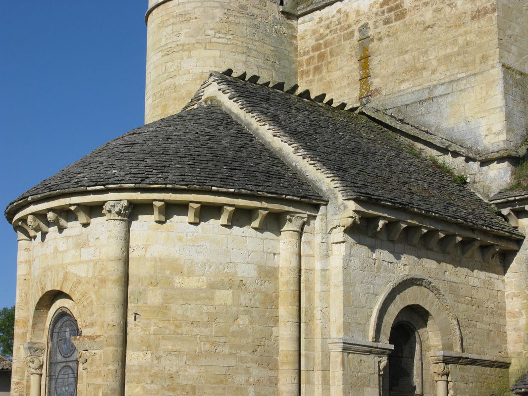 L'abside et la travée droite du choeur sont recouvertes de lauzes.