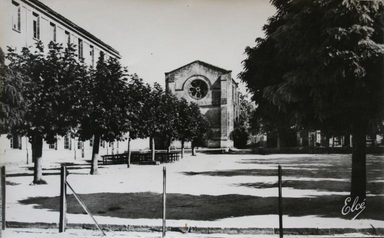 Vue de la cour avec l'ancienne chapelle. Carte postale, 1ère moitié du 20e siècle.