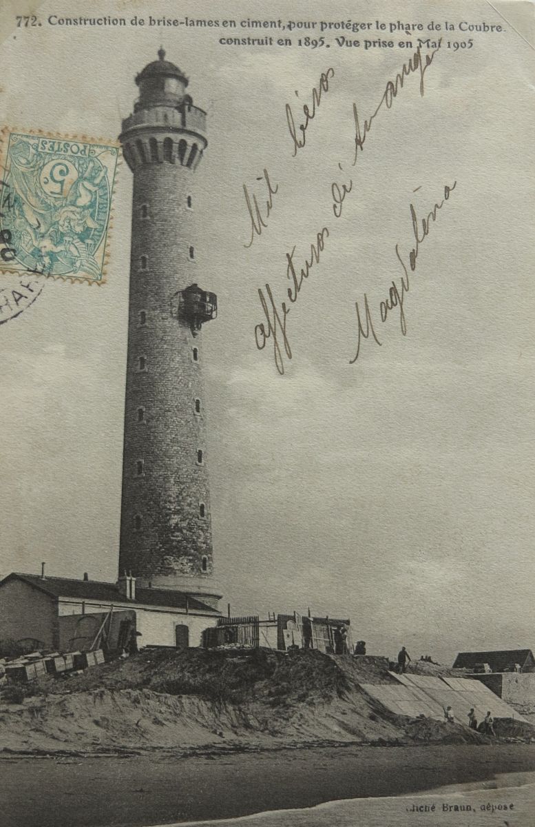 Construction de brise-lames en ciment pour protéger le phare de 1895, menacé par la mer, en mai 1905.
