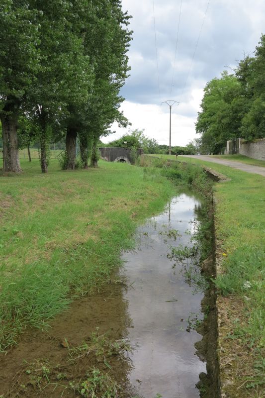 Passage le long de la rue de l'Ancien-Charron, du côté est, vue vers le sud.