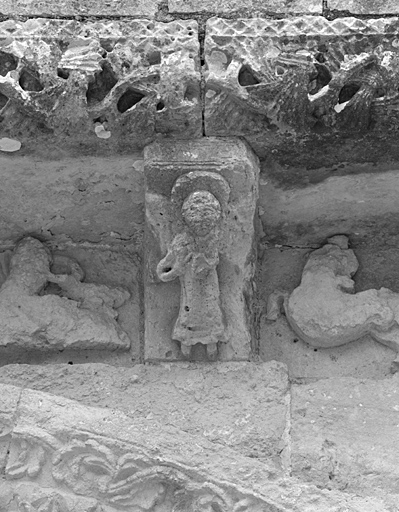 Élévation sud, troisième travée, corniche à modillons et métopes ornés au-dessus du portail, modillon 4 : ange de saint Matthieu.