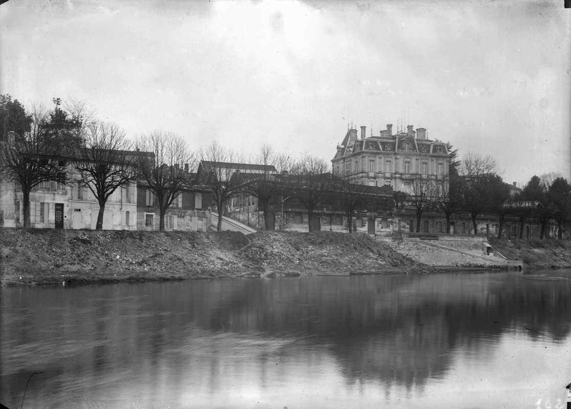 La cale Rouyer-Guillet et le logis patronal en arrière-plan, le 19 mars 1912.