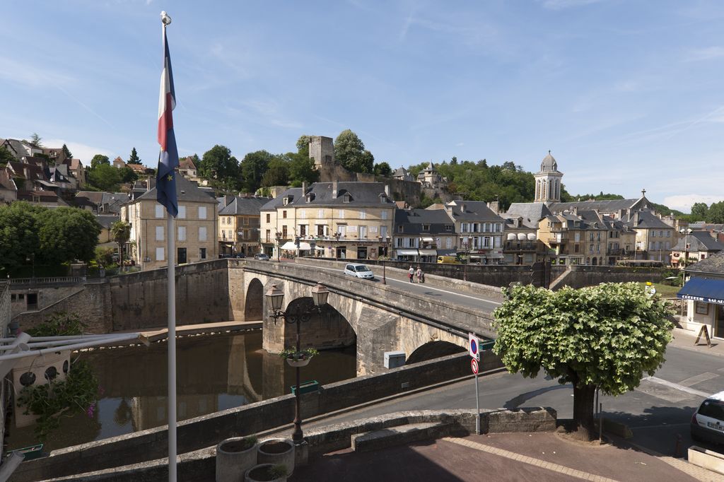 Le pont et le bourg de Montignac depuis le balcon de la mairie.