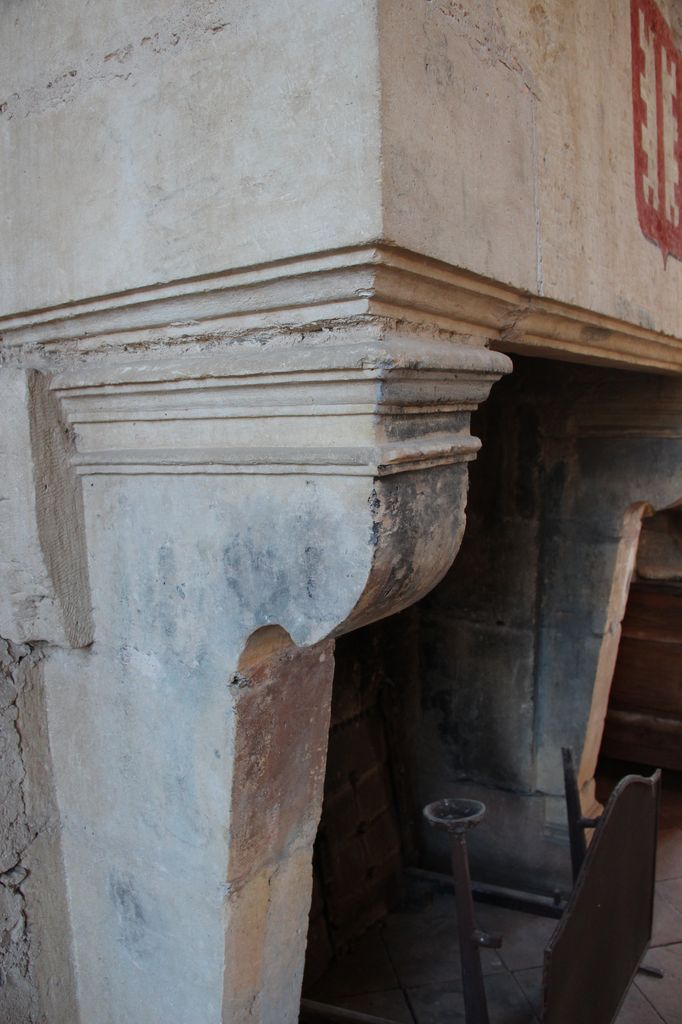 Détail de la cheminée (déplacée) dans l'ancienne grande salle du premier étage du corps de logis principal : piédroit gauche.