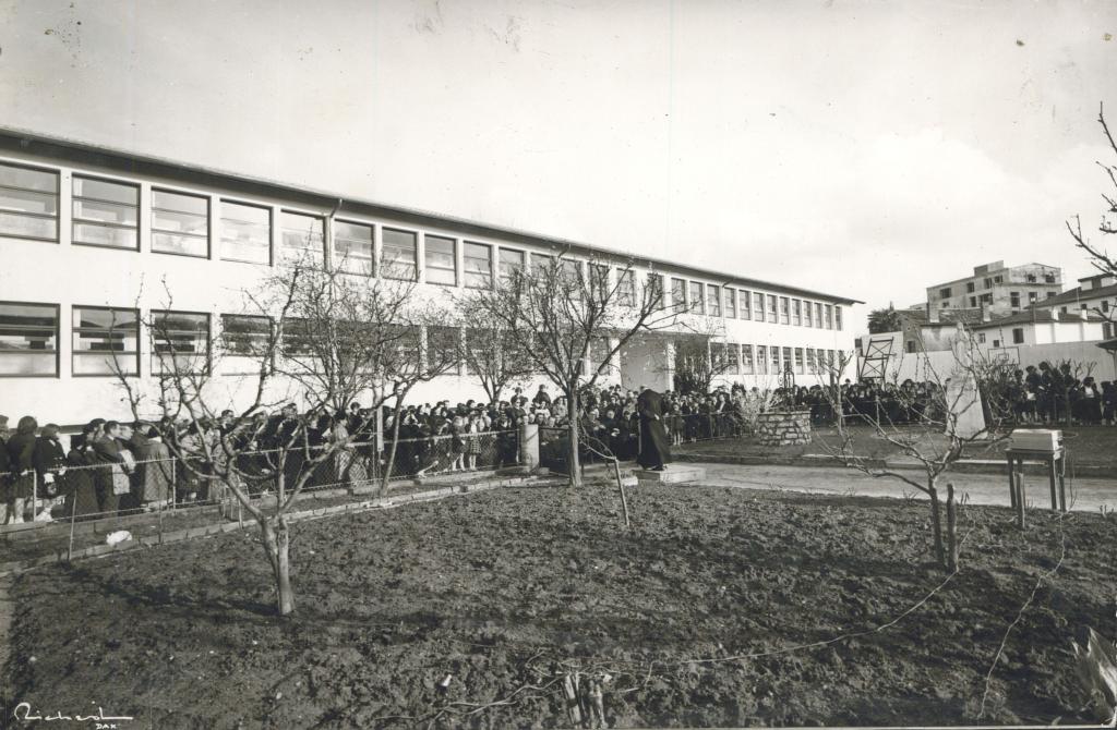 Le nouveau bâtiment terminé pendant l'allocution de Monseigneur Bézac. Bézac, 19 mars 1965.