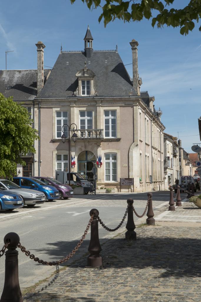 Façade sud de l'hôtel de ville, 2 place de la Libération.