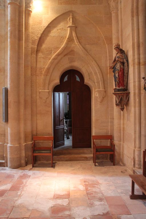 Transept sud : porte d'accès à la sacristie.