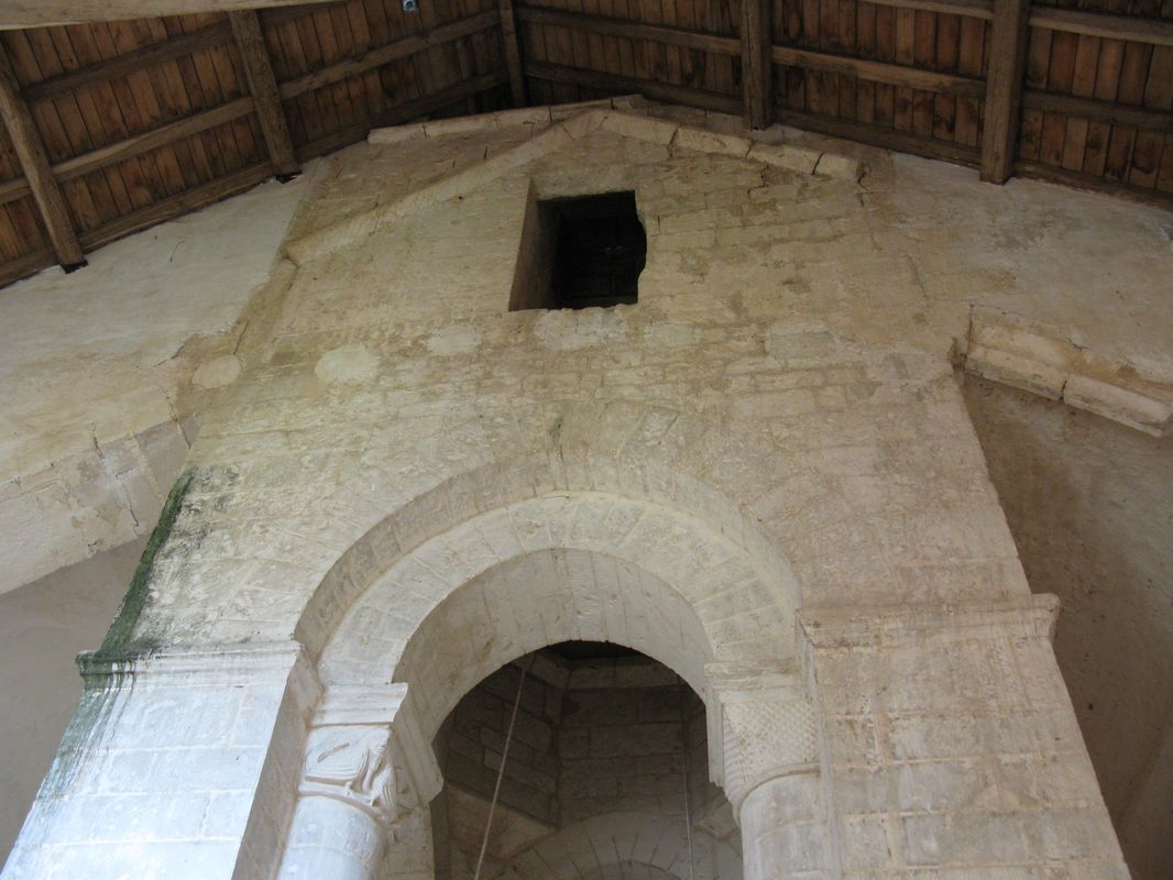 Détail de la partie haute du mur séparant la nef de la travée sous clocher.