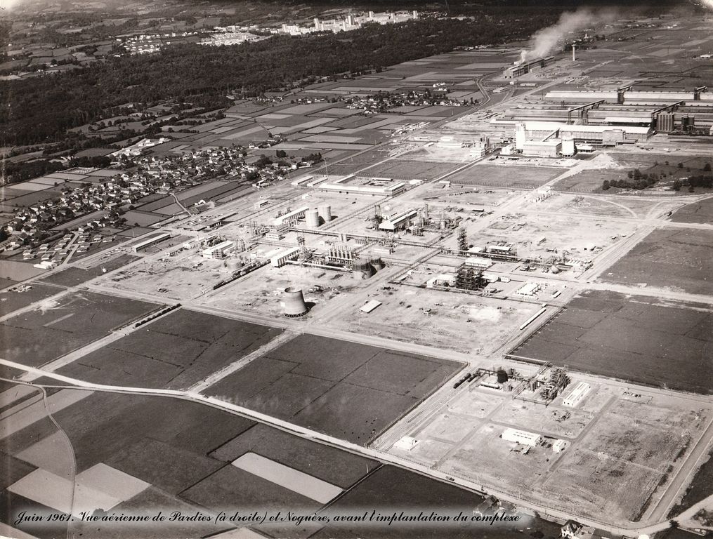 Vue aérienne de la plate-forme de Pardies avec l'usine Péchiney à l'arrière plan