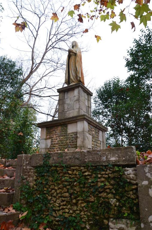 Monument à la Vierge vu depuis le sud-ouest, situé au sommet de la colline du Pouy.
