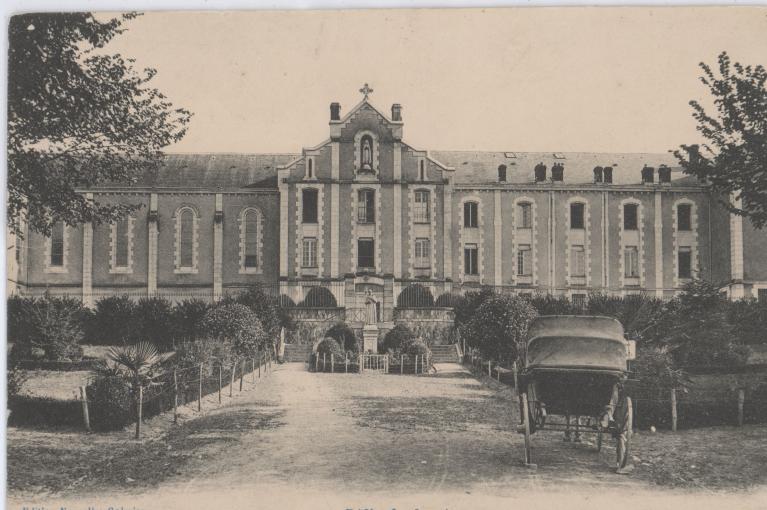 Façade  nord avec le jardin. Carte postale, ed. Nouvelles Galeries, début du 20e siècle.