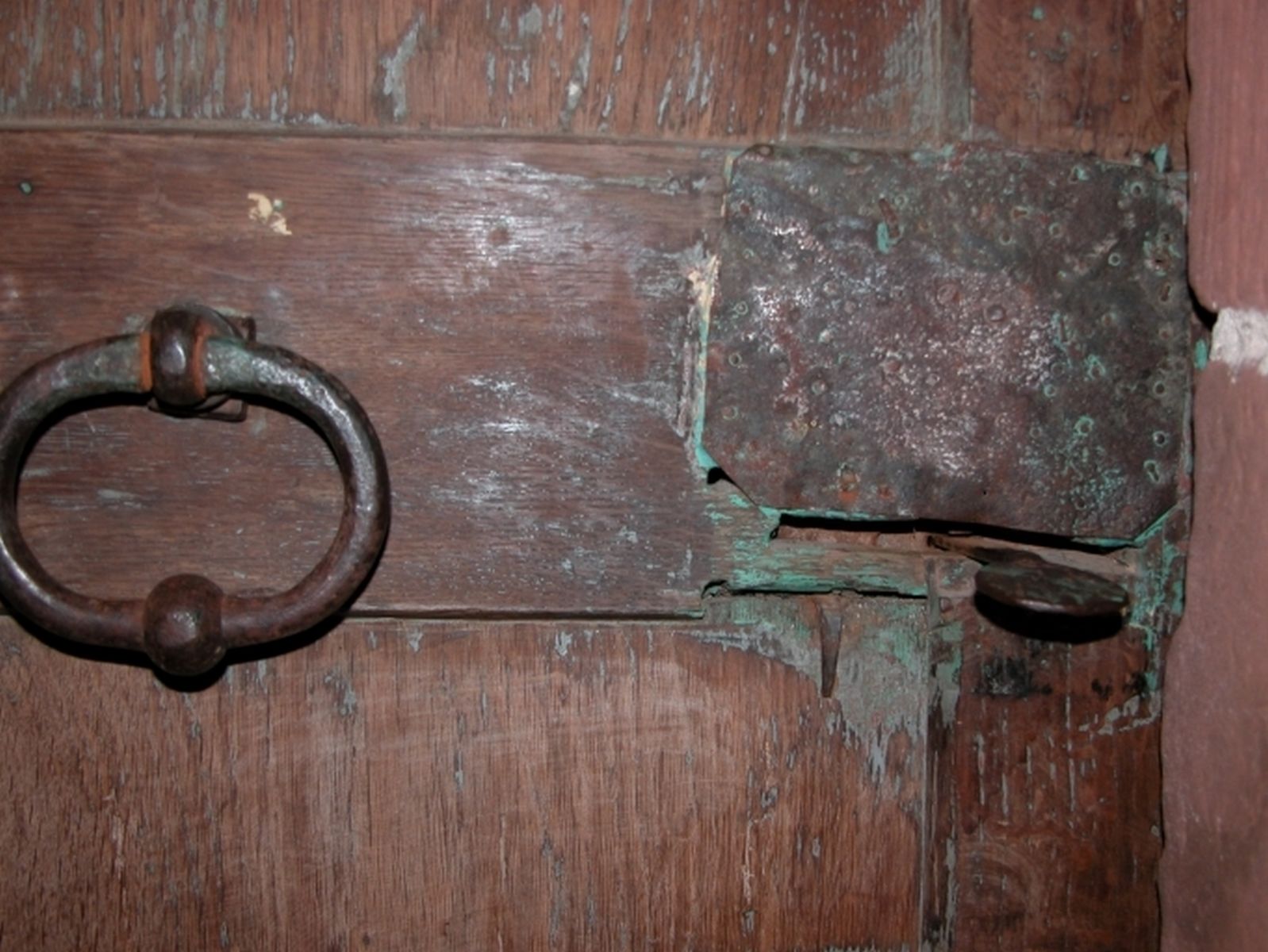 Détail de la serrure de la porte intérieure à deux vantaux.