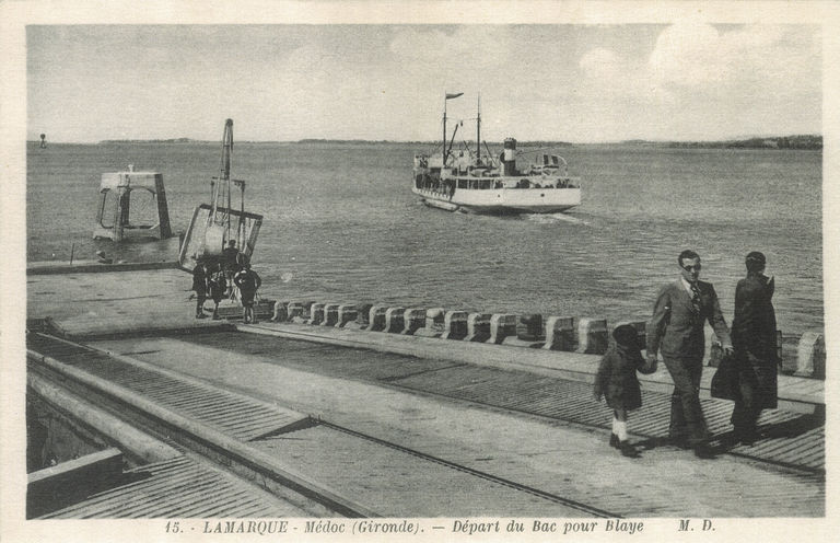 Carte postale (collection particulière), 1ère moitié du 20e siècle : départ du Bac pour Blaye.