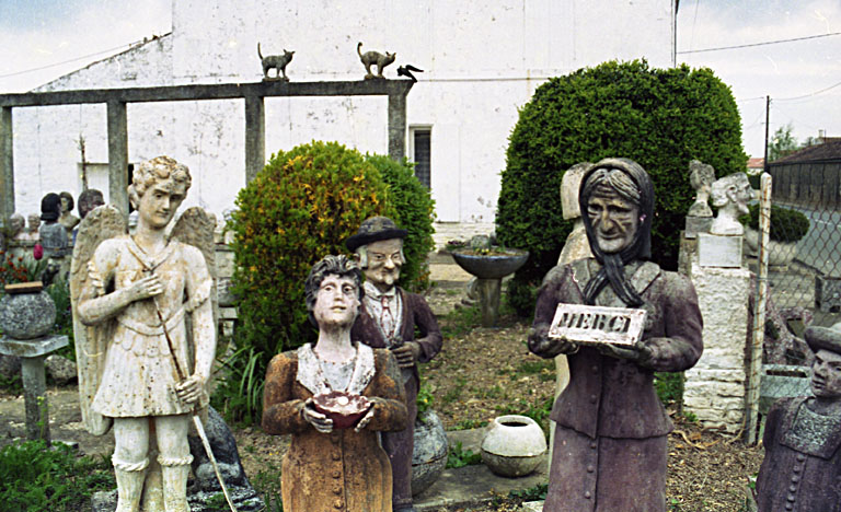 Statues situées à la sortie du jardin, photographiées en 1995.