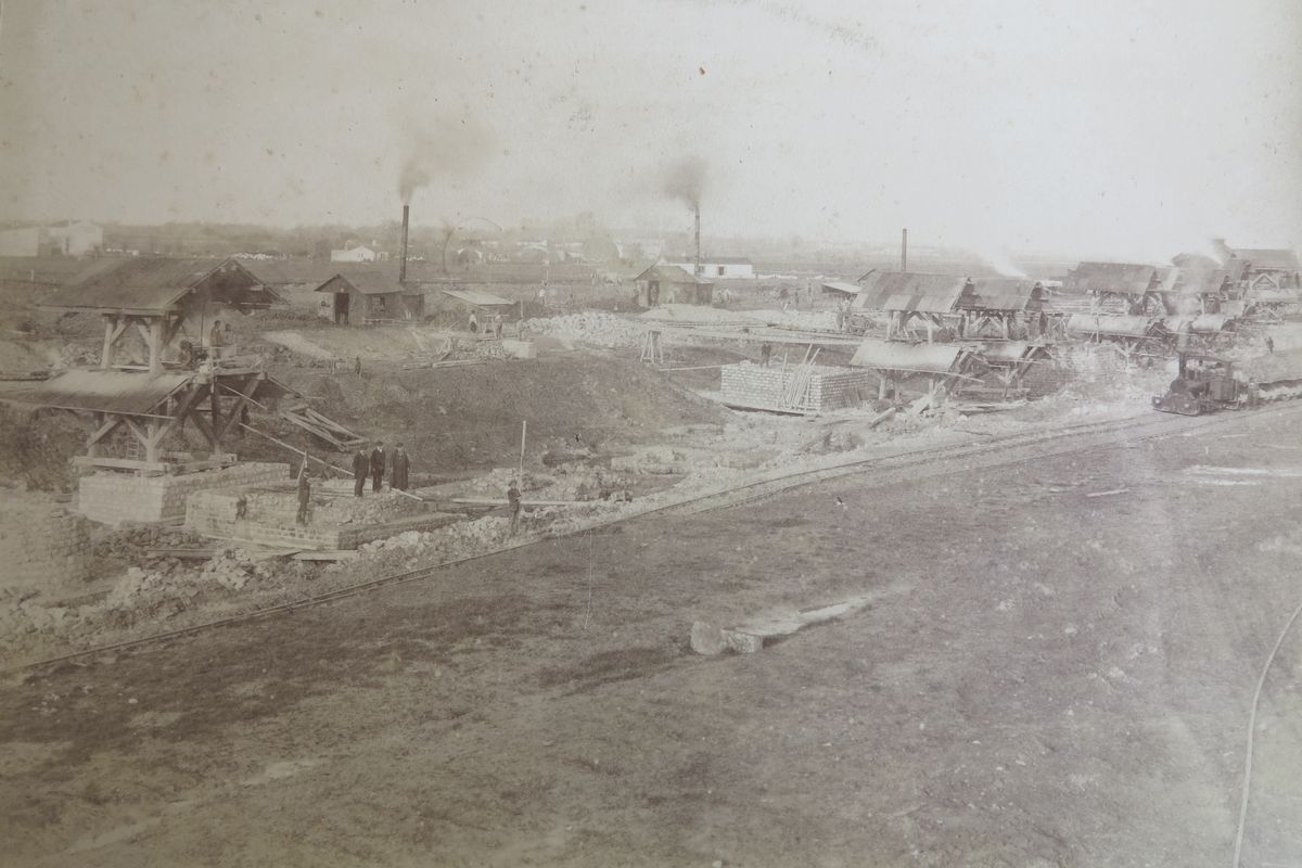 Construction du bassin : vue des fondations du quai nord-ouest, le 10 janvier 1884.