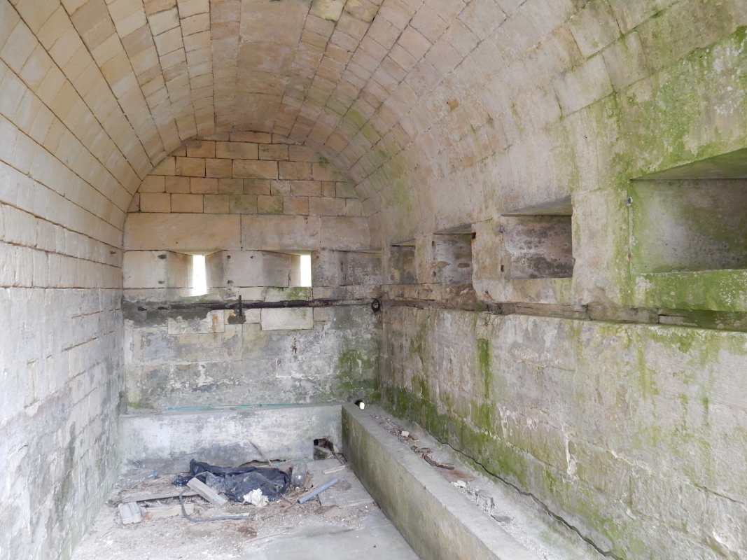 Intérieur de l'un des deux coffres situés dans l'angle rentrant entre la caserne et l'ancienne redoute. 