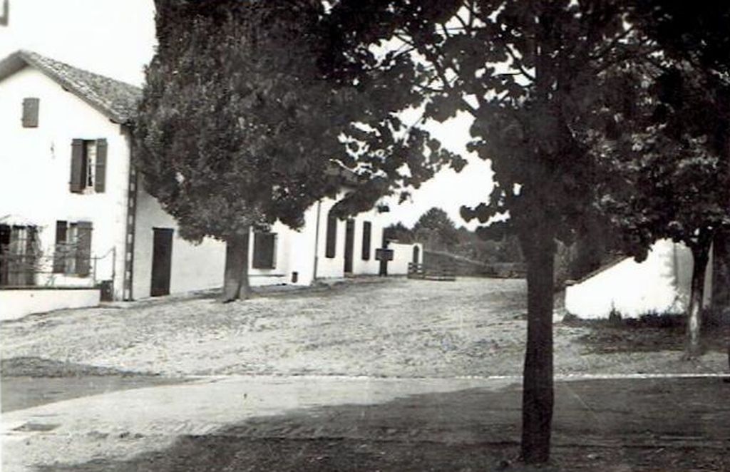 Photographie ancienne de la rue du Labourt, avant la construction du fronton.