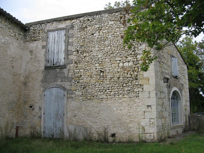 L'ancienne dépendance en retour d'équerre au nord du logis.