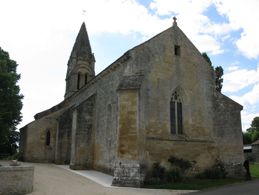 L'église vue de l'angle sud-est avec, en fond, le clocher.