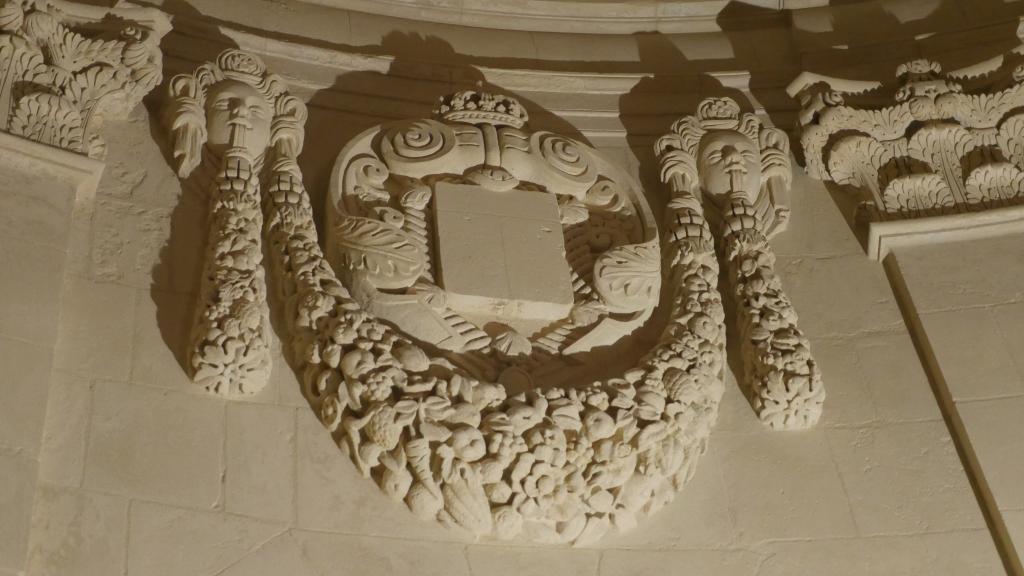 Chapelle royale : cartouche sculpté (après restauration).