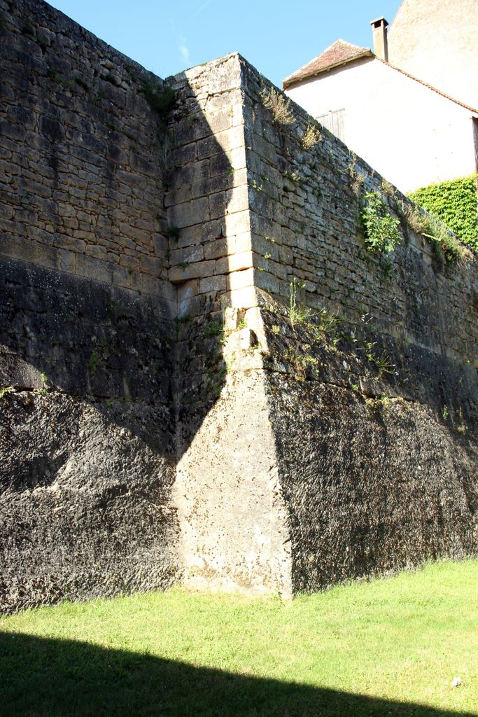 Vue de l'angle de la plate-forme du château : emplacement d'une tour arasée à l'angle sud-ouest du bâtiment de la grande salle disparu.