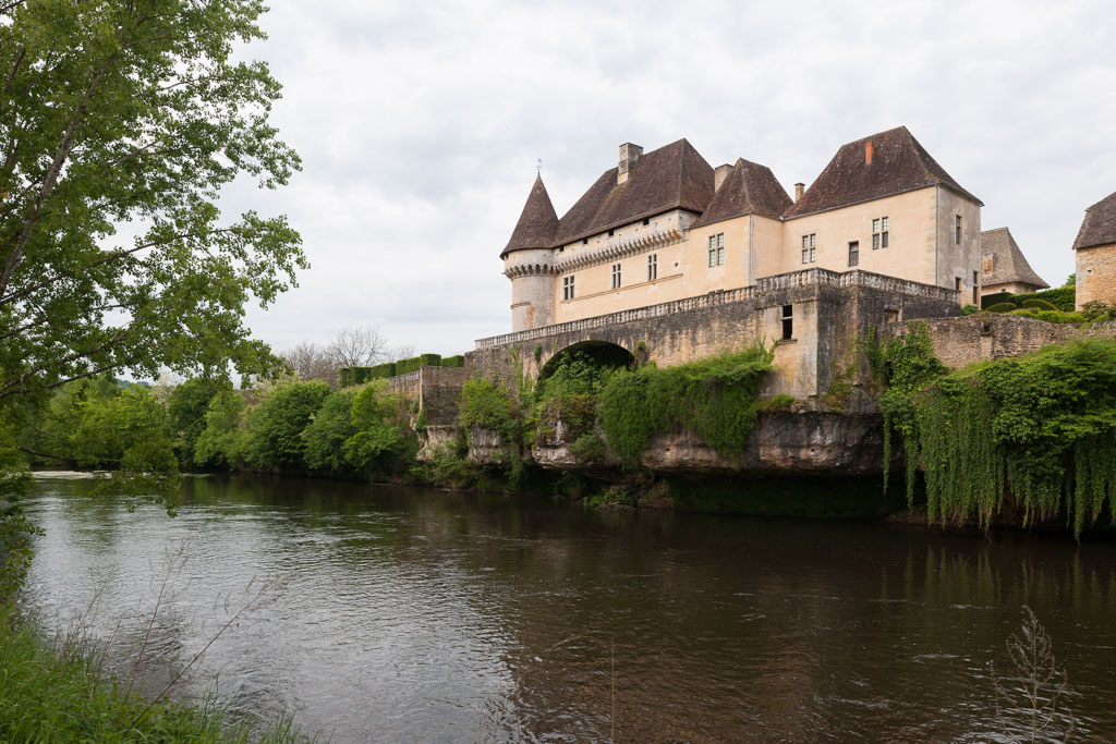 Vue du château de Losse au sud-est depuis la rive gauche de la Vézère.