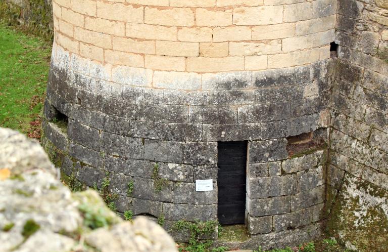 Enceinte du château, détail du pied taluté de la tour occidentale doté d'une poterne et de canonnières 