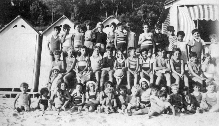 Groupe de baigneurs sur la plage des Nonnes, 15 août 1933.