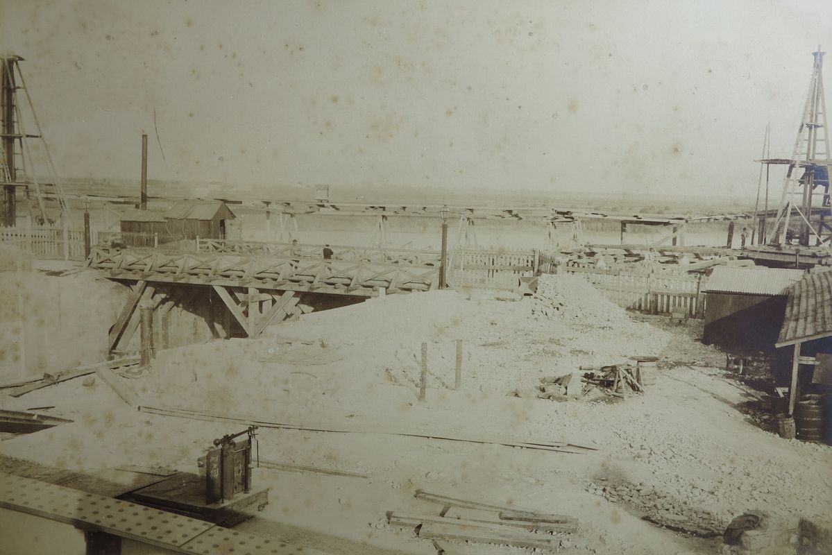 Construction du bassin : chantier des musoirs en rivière, le 16 avril 1888.