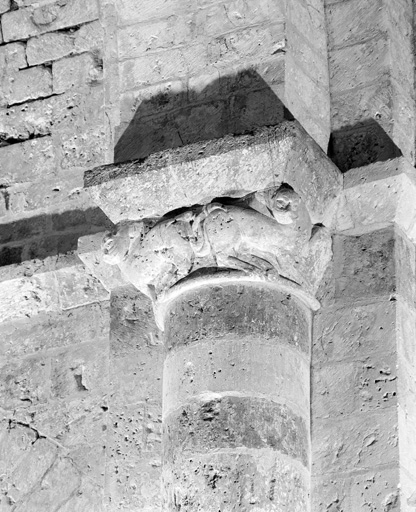Croisée du transept, pile sud-ouest, face est : chapiteau à lions adossés.