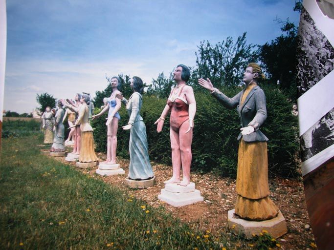 Photographie de quelques statues à gauche du jardin.