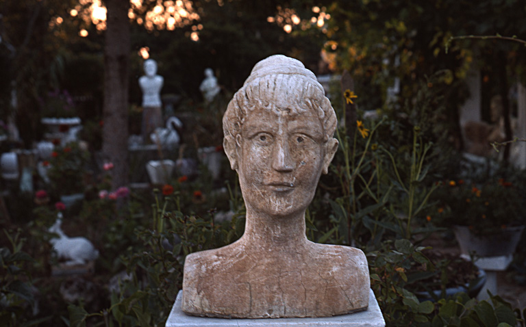 Buste situé dans la partie droite du jardin, photographié en 1977.