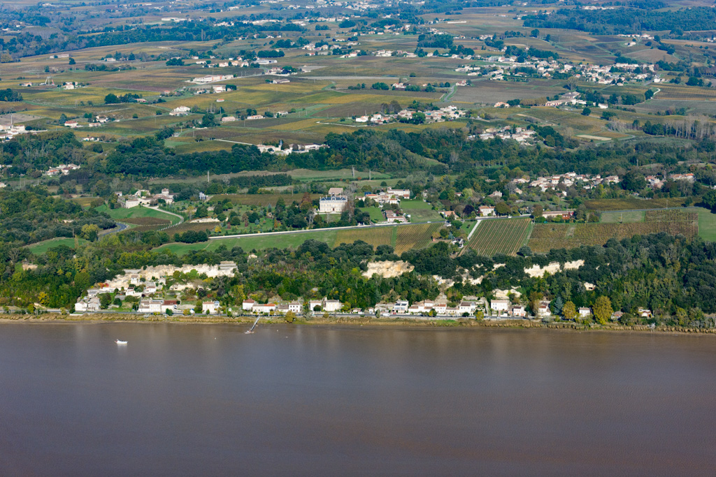Vue aérienne depuis le sud-ouest : hameau de Marmisson, châteaux de Banly et de Thau en arrière-plan.