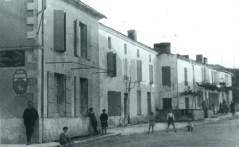 La rue du Château vers 1935, avec la pension de famille Belet et l'auberge du Commerce, en arrière-plan, lieux de dégustation du caviar.