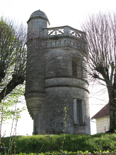 La tour de Poupot, ancien moulin reconstruit à la fin du 19e siècle.