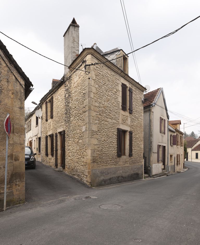 Maison du XIXe siècle de Montignac ; l'angle recoupé et corniche continue d'une façade à l'autre du bâtiment.