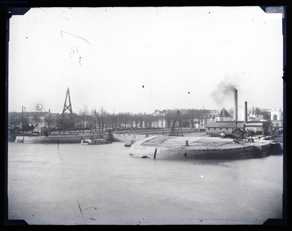 Entrée de la forme vue depuis le fleuve, 1890.