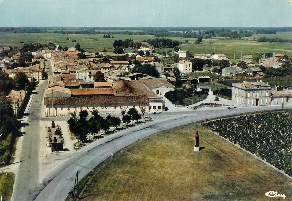 Carte postale (collection particulière) : vue aérienne du village de Beychevelle, à l'est, 3e quart 20e siècle.